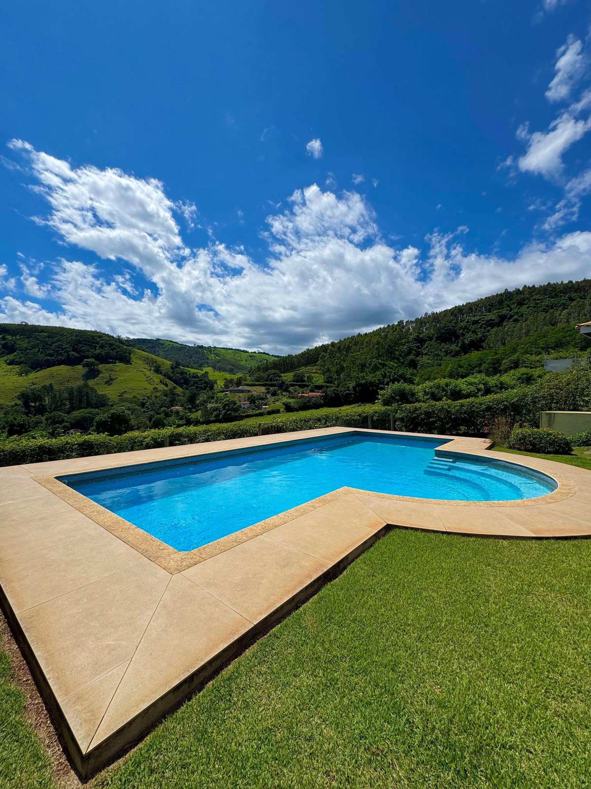 Chácara à venda em Piracaia, com 3 quartos, 1300m² - Corretora de Imóveis - Jéssica Gomes.