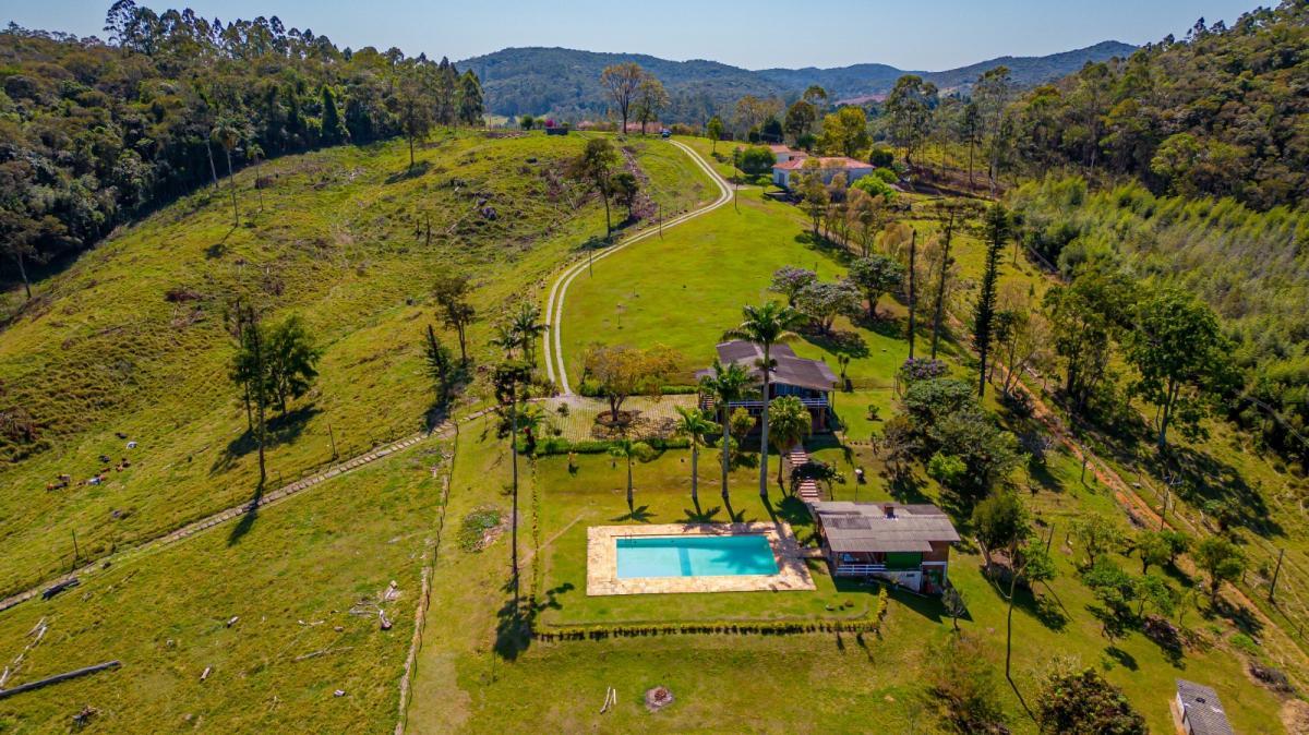 Sítio à venda em São Roque, com 4 quartos, 116.000m² - Corretora de Imóveis - Jéssica Gomes.